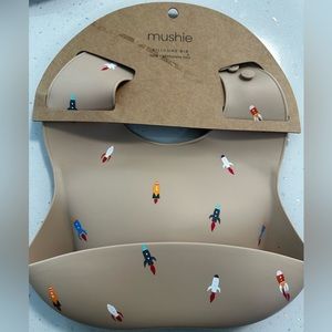 Mushie silicone bib- BRAND NEW